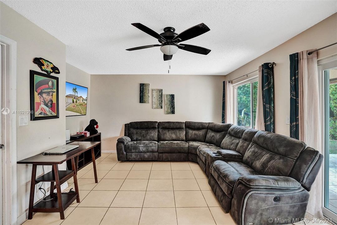 Vendido Recientemente: $359,900 (4 camas, 3 baños, 1808 Pies cuadrados)