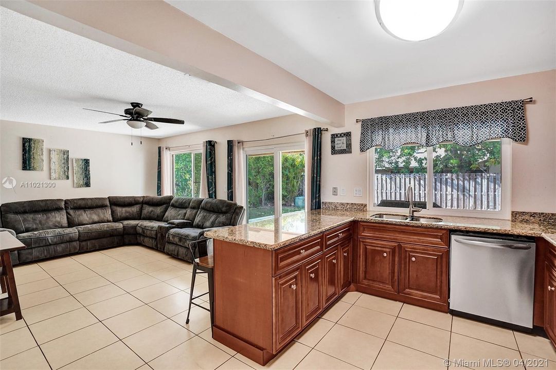 Vendido Recientemente: $359,900 (4 camas, 3 baños, 1808 Pies cuadrados)