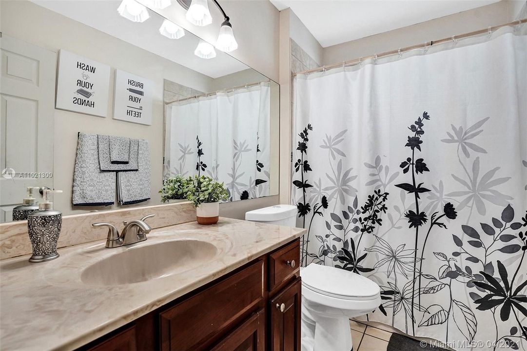 Vendido Recientemente: $359,900 (4 camas, 3 baños, 1808 Pies cuadrados)