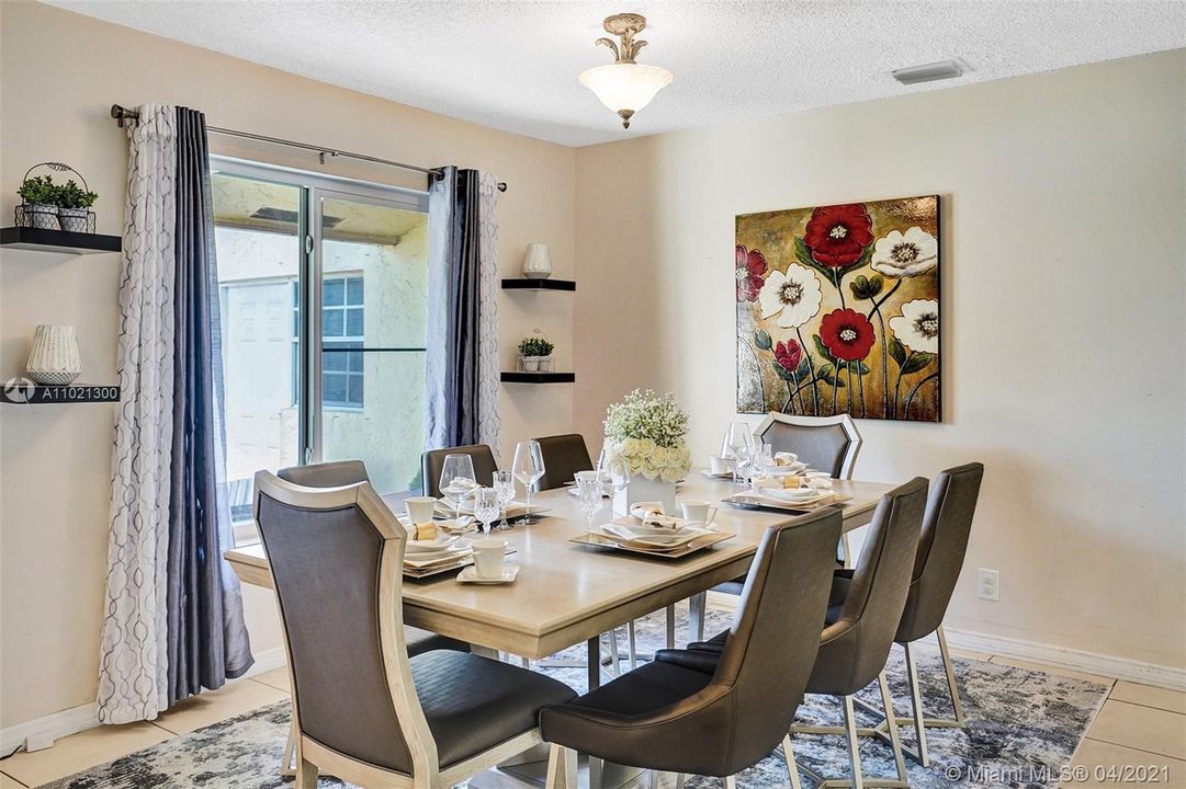 Vendido Recientemente: $359,900 (4 camas, 3 baños, 1808 Pies cuadrados)