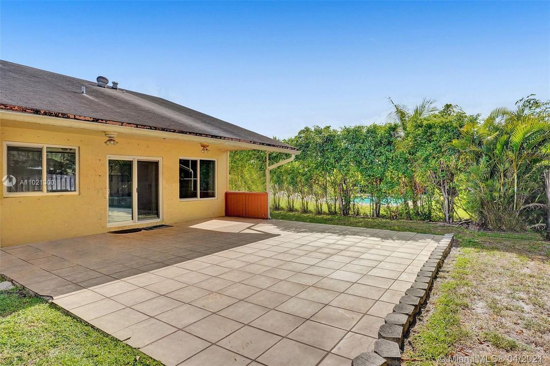 Vendido Recientemente: $359,900 (4 camas, 3 baños, 1808 Pies cuadrados)