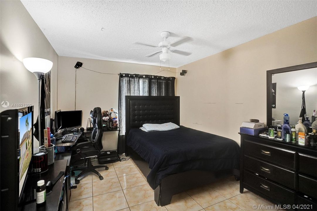 Vendido Recientemente: $359,900 (4 camas, 3 baños, 1808 Pies cuadrados)