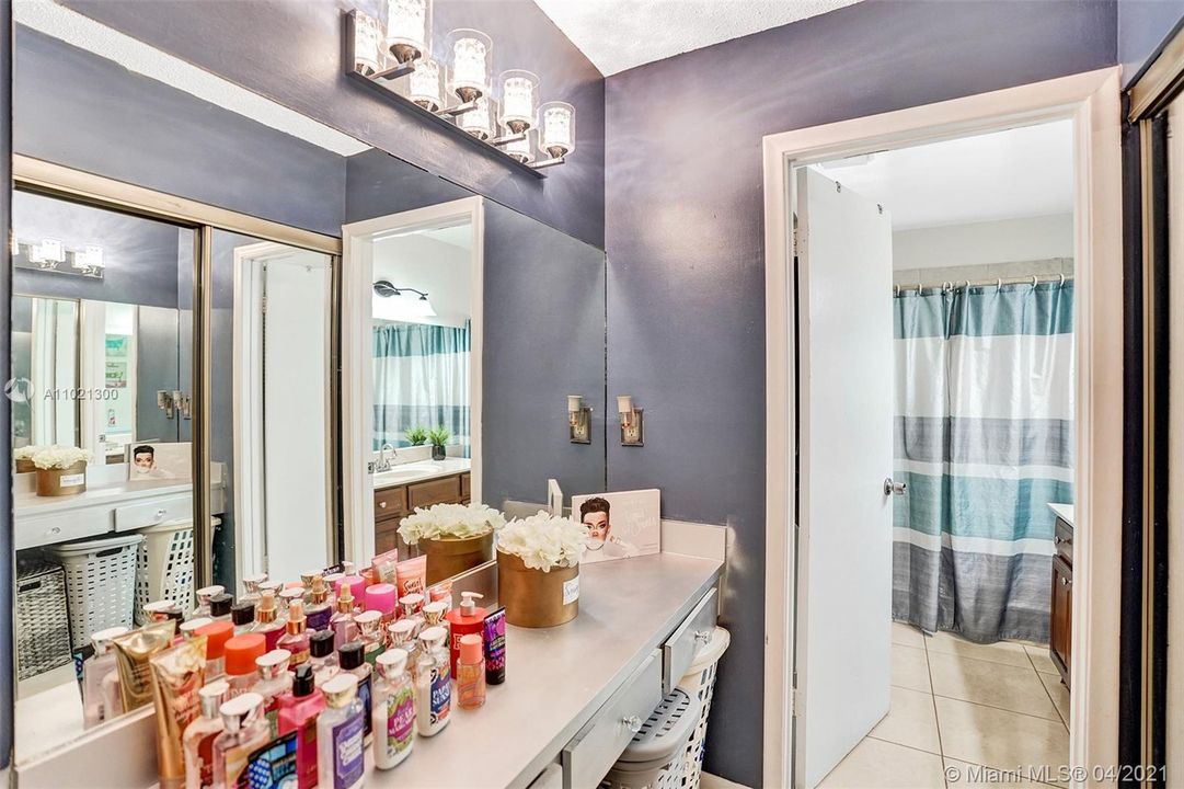 Vendido Recientemente: $359,900 (4 camas, 3 baños, 1808 Pies cuadrados)