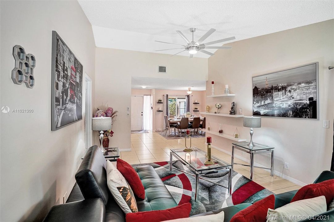 Vendido Recientemente: $359,900 (4 camas, 3 baños, 1808 Pies cuadrados)