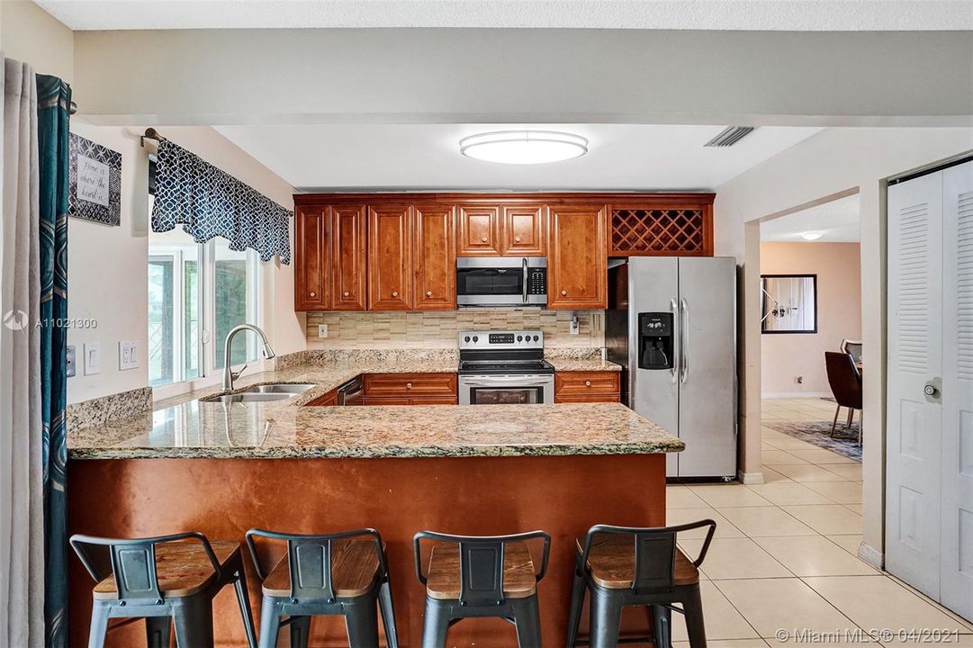 Vendido Recientemente: $359,900 (4 camas, 3 baños, 1808 Pies cuadrados)