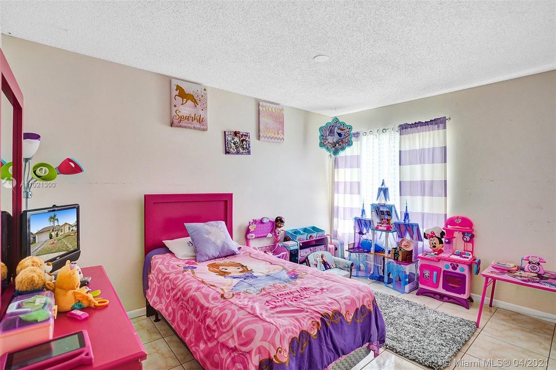 Vendido Recientemente: $359,900 (4 camas, 3 baños, 1808 Pies cuadrados)