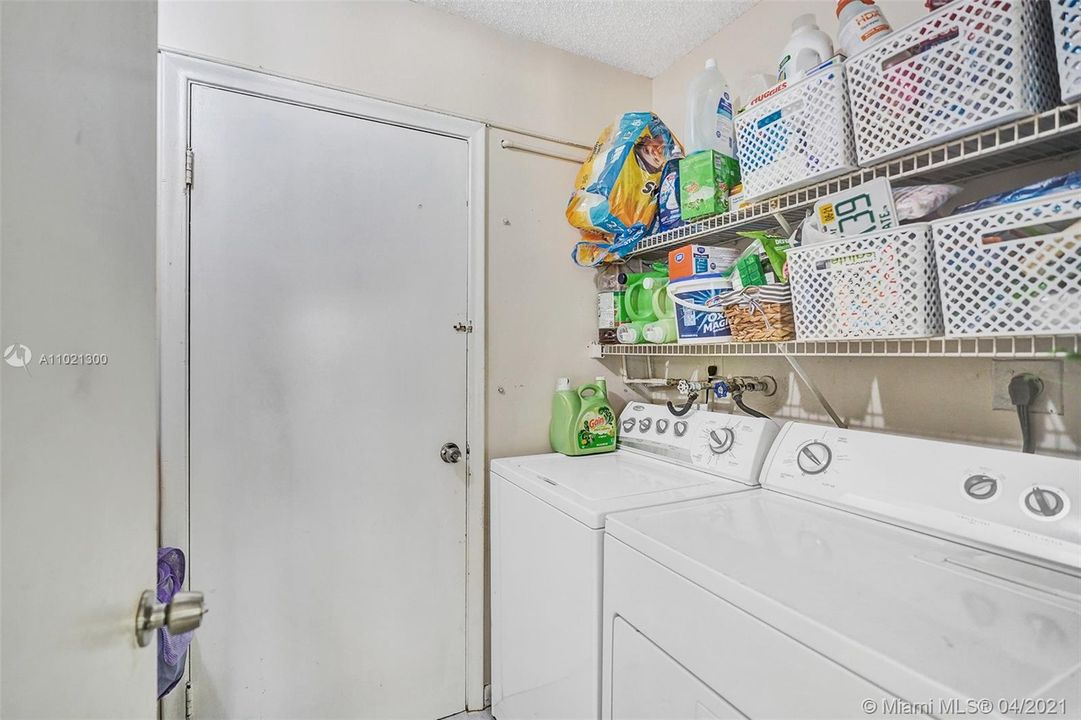 Vendido Recientemente: $359,900 (4 camas, 3 baños, 1808 Pies cuadrados)