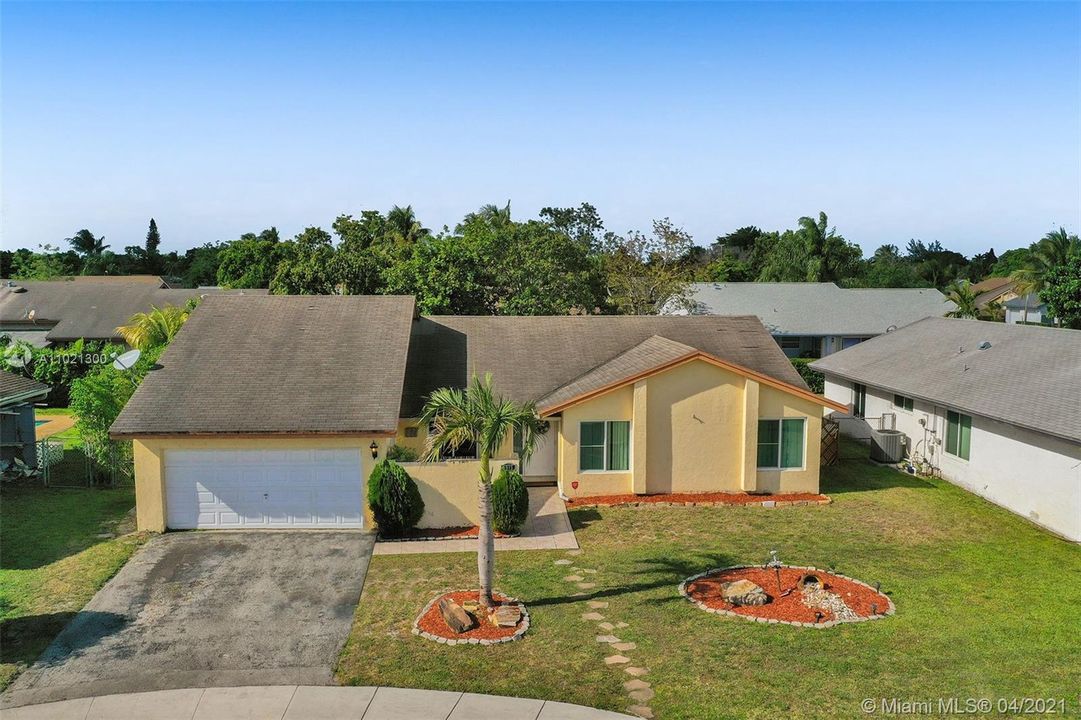 Vendido Recientemente: $359,900 (4 camas, 3 baños, 1808 Pies cuadrados)