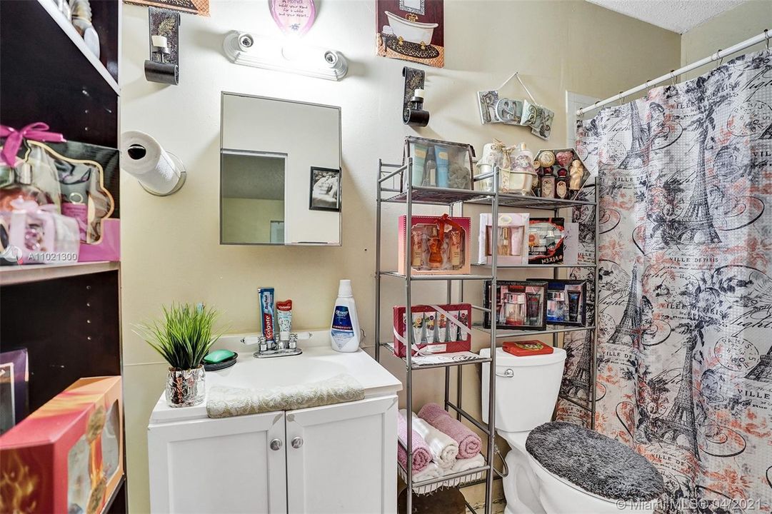 Vendido Recientemente: $359,900 (4 camas, 3 baños, 1808 Pies cuadrados)