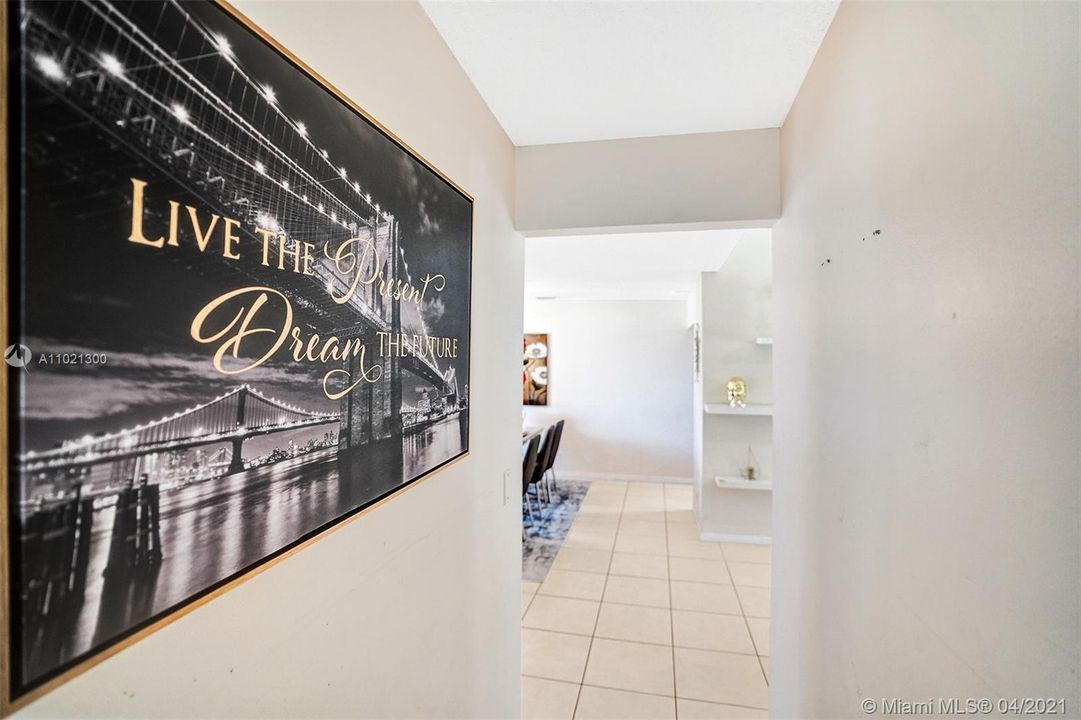 Vendido Recientemente: $359,900 (4 camas, 3 baños, 1808 Pies cuadrados)