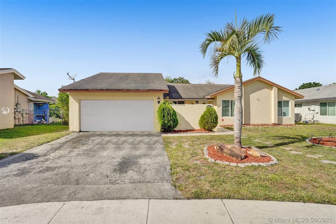 Vendido Recientemente: $359,900 (4 camas, 3 baños, 1808 Pies cuadrados)