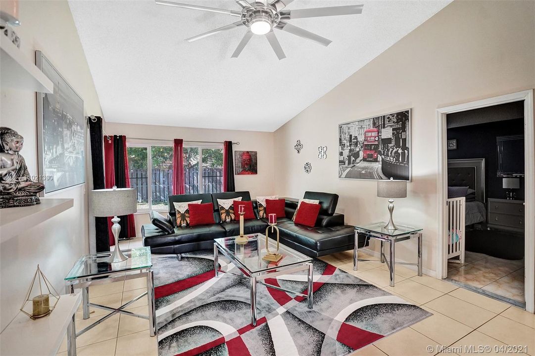 Vendido Recientemente: $359,900 (4 camas, 3 baños, 1808 Pies cuadrados)