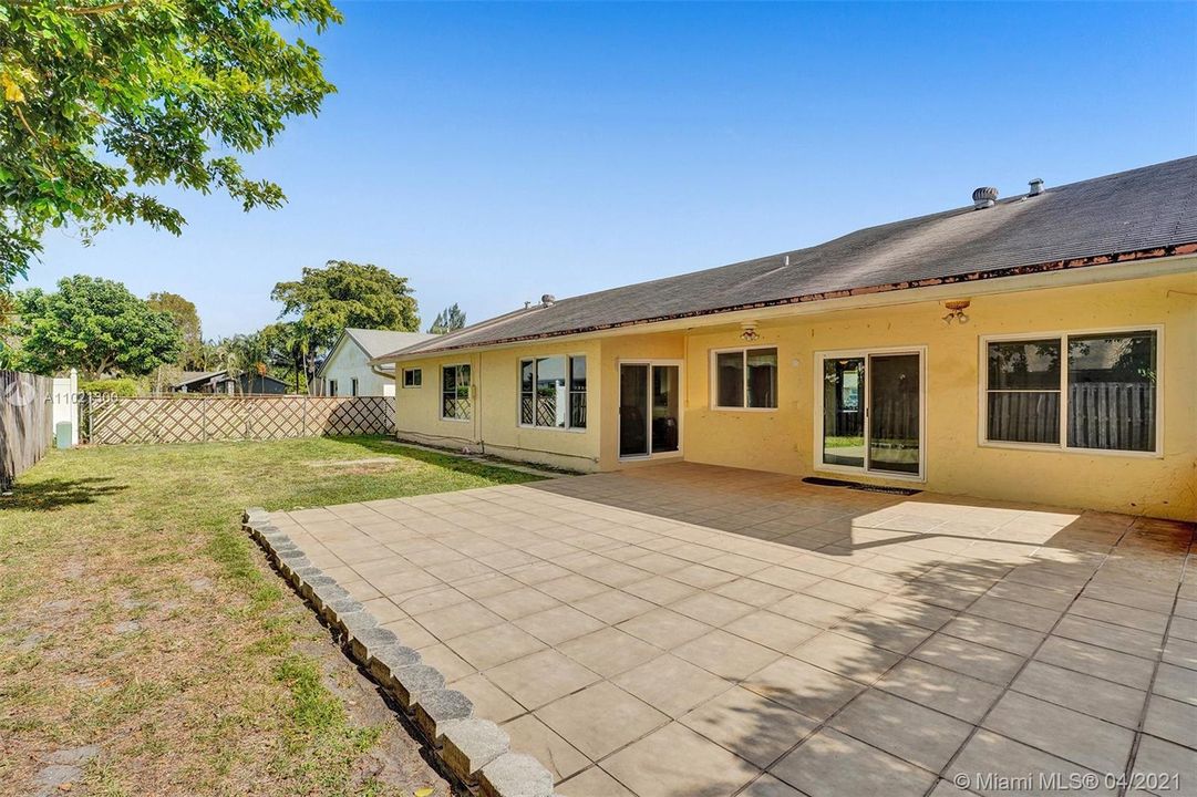 Vendido Recientemente: $359,900 (4 camas, 3 baños, 1808 Pies cuadrados)