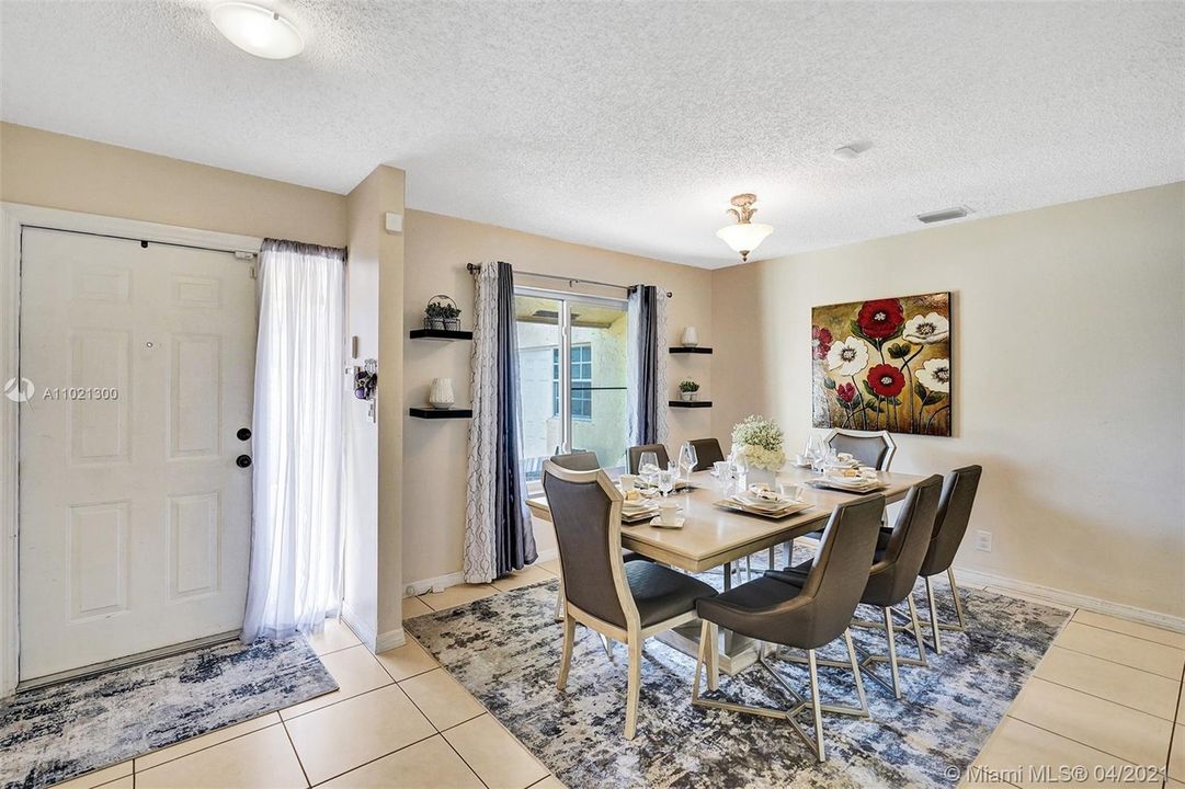 Vendido Recientemente: $359,900 (4 camas, 3 baños, 1808 Pies cuadrados)