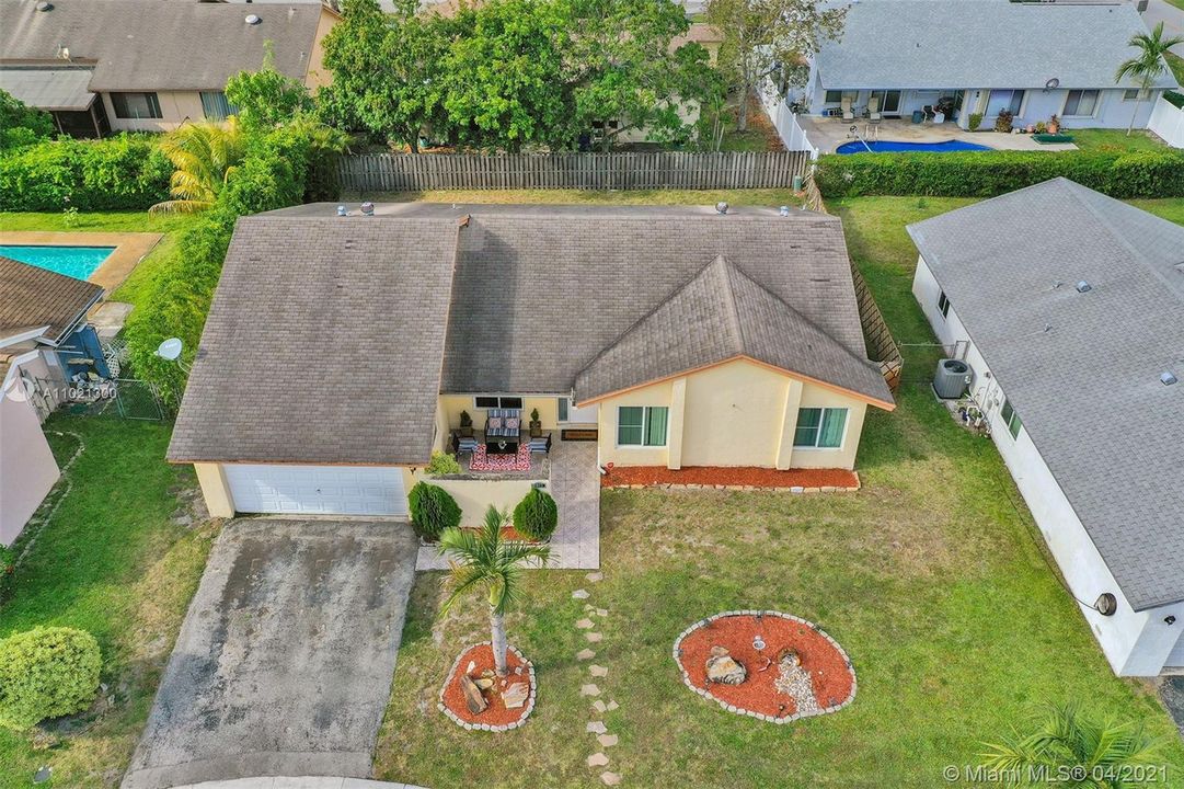 Vendido Recientemente: $359,900 (4 camas, 3 baños, 1808 Pies cuadrados)