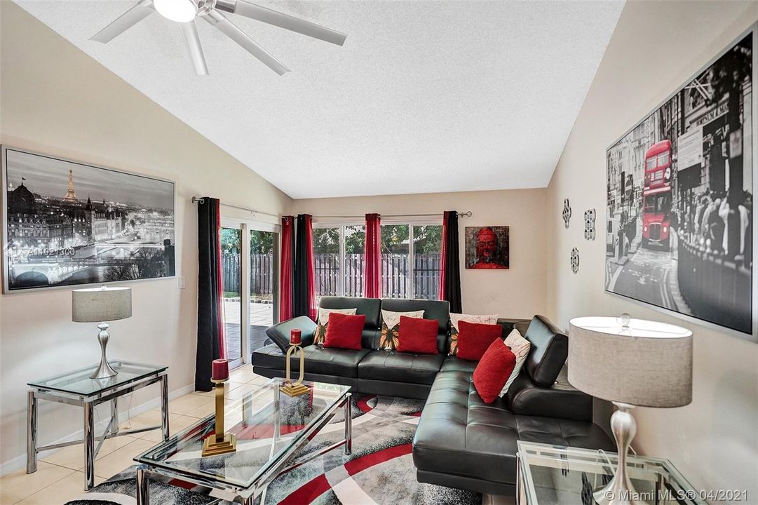 Vendido Recientemente: $359,900 (4 camas, 3 baños, 1808 Pies cuadrados)