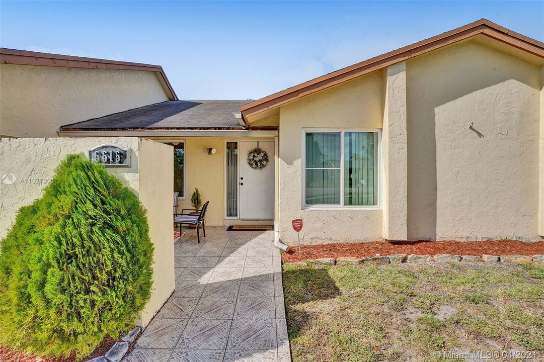 Vendido Recientemente: $359,900 (4 camas, 3 baños, 1808 Pies cuadrados)