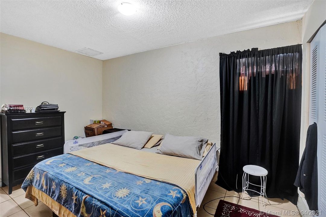 Vendido Recientemente: $359,900 (4 camas, 3 baños, 1808 Pies cuadrados)