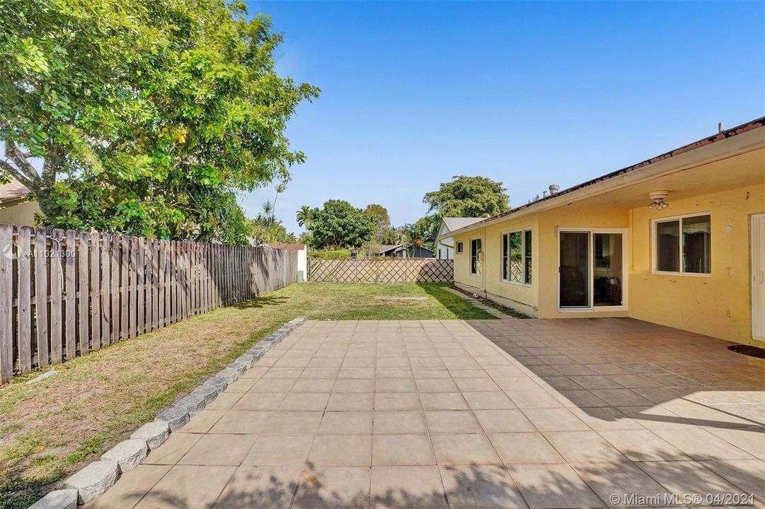 Vendido Recientemente: $359,900 (4 camas, 3 baños, 1808 Pies cuadrados)