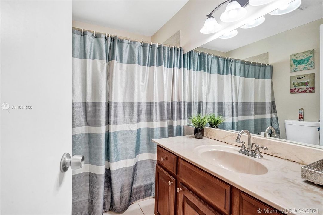 Vendido Recientemente: $359,900 (4 camas, 3 baños, 1808 Pies cuadrados)