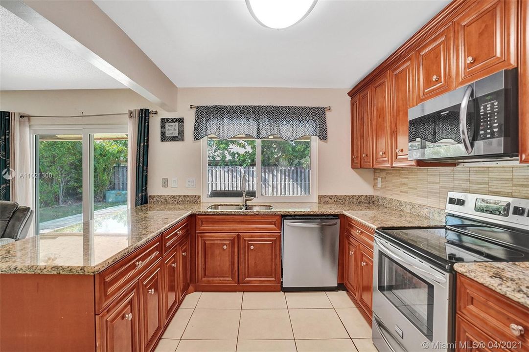 Vendido Recientemente: $359,900 (4 camas, 3 baños, 1808 Pies cuadrados)