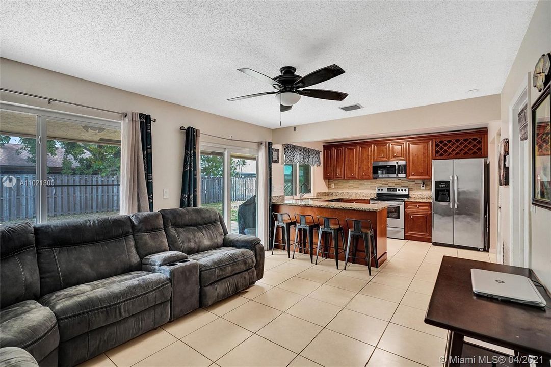 Vendido Recientemente: $359,900 (4 camas, 3 baños, 1808 Pies cuadrados)