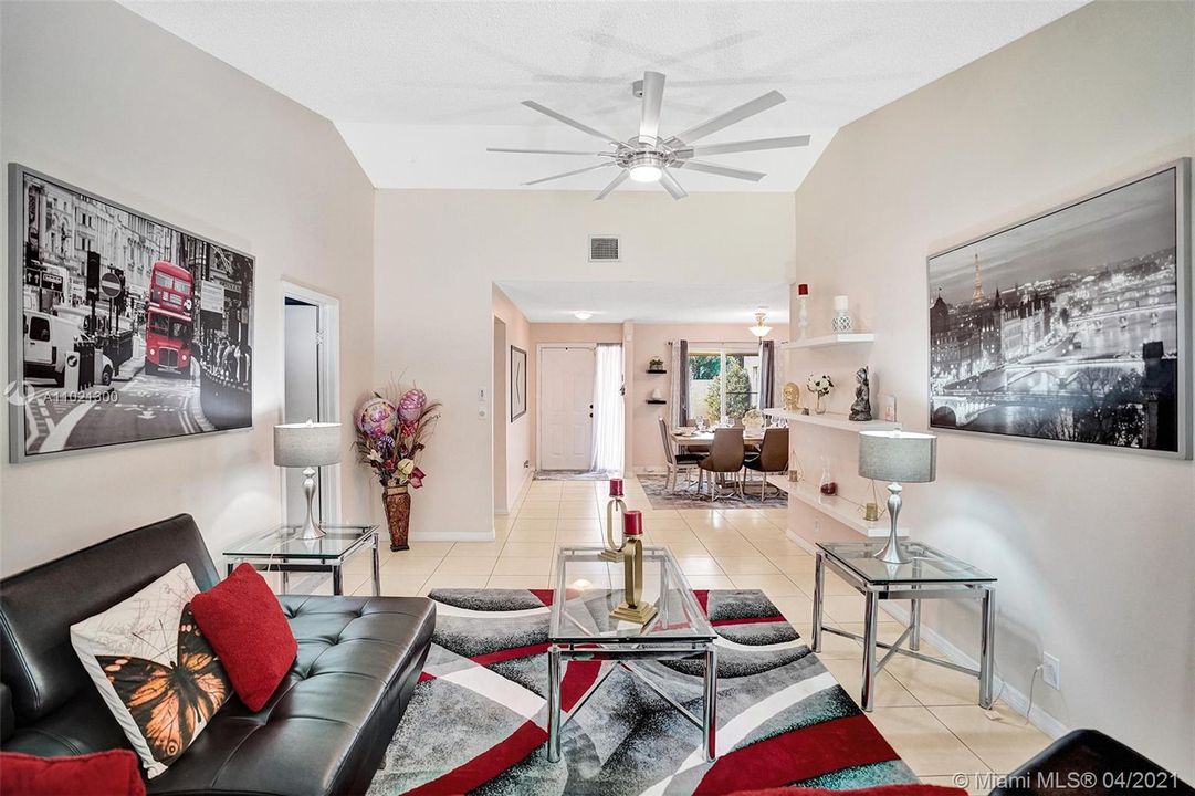 Vendido Recientemente: $359,900 (4 camas, 3 baños, 1808 Pies cuadrados)