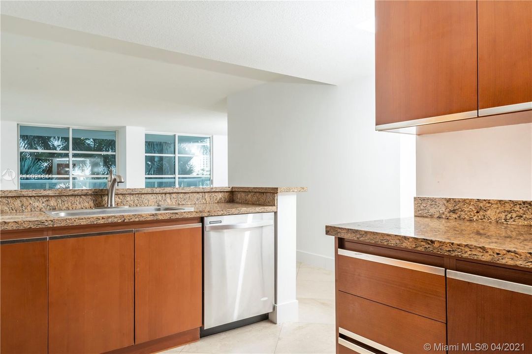 Recently Sold: $900,000 (2 beds, 2 baths, 1463 Square Feet)