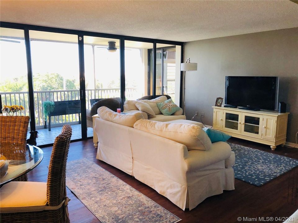 Recently Sold: $345,000 (1 beds, 1 baths, 1001 Square Feet)