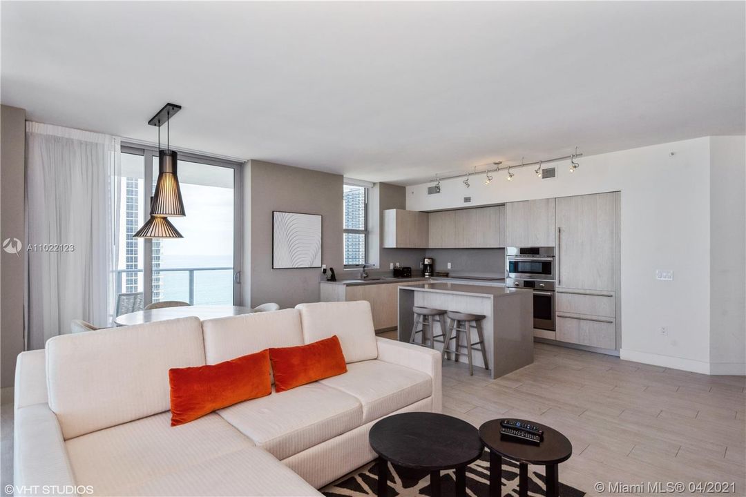 Recently Sold: $790,000 (2 beds, 2 baths, 1075 Square Feet)