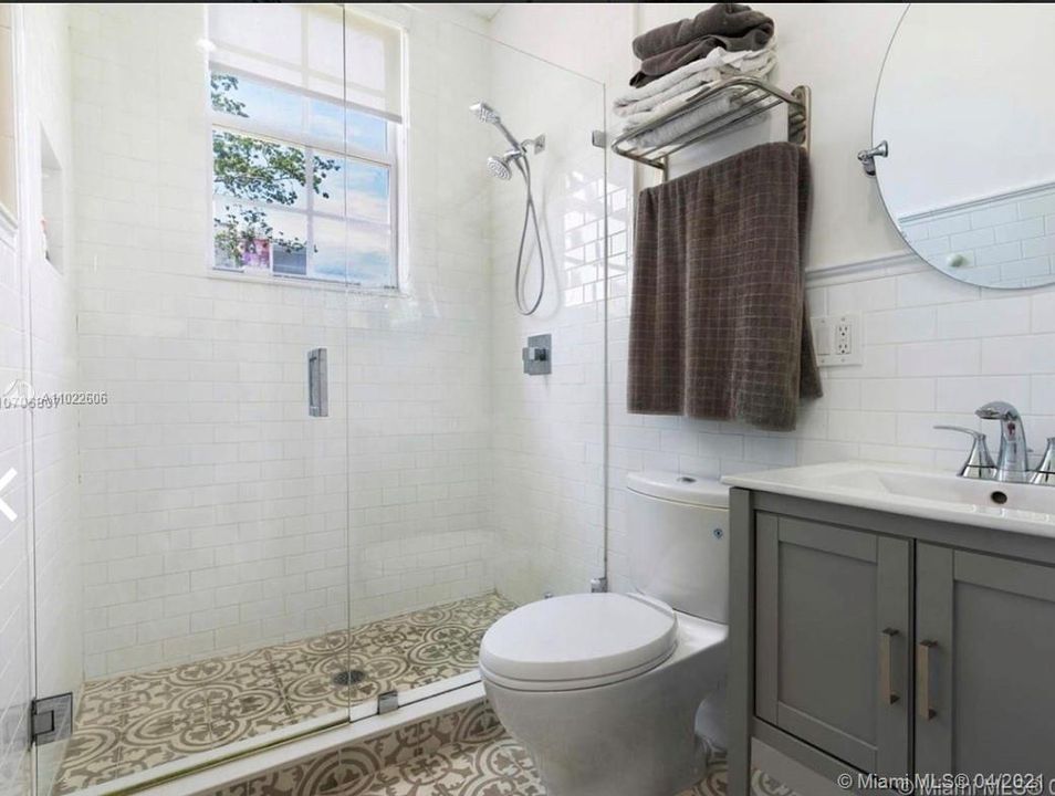 最近售出: $369,000 (2 贝兹, 1 浴室, 770 平方英尺)
