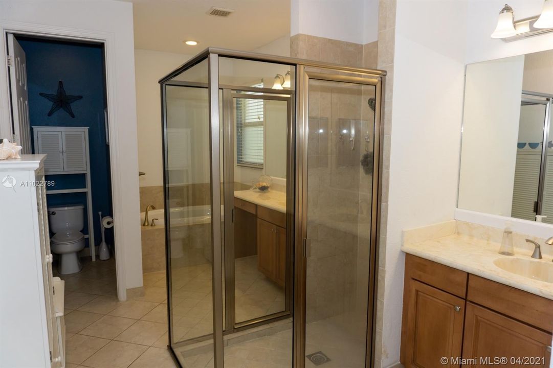 Spacious master bath w/dual sinks