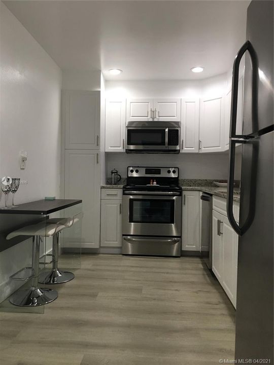 Recently Rented: $2,000 (1 beds, 1 baths, 985 Square Feet)