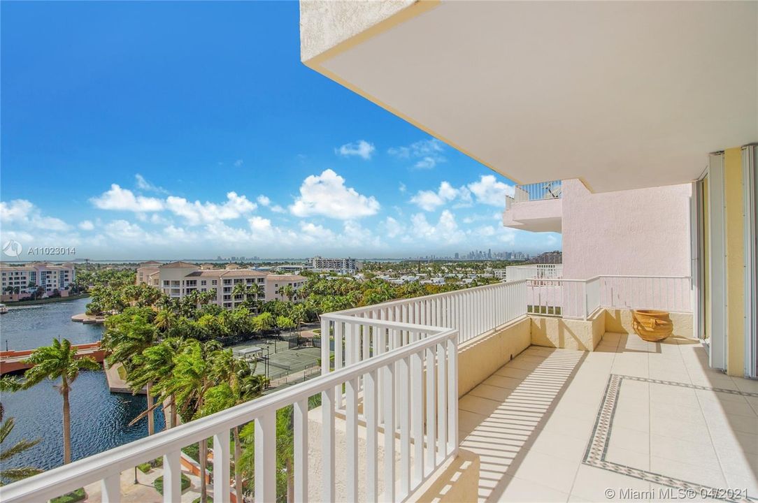 Recently Sold: $2,850,000 (3 beds, 4 baths, 2500 Square Feet)