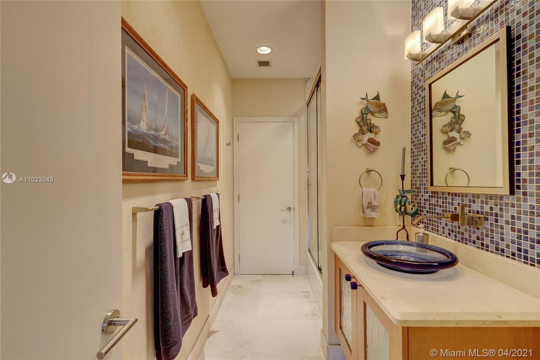 最近售出: $999,000 (4 贝兹, 2 浴室, 2540 平方英尺)