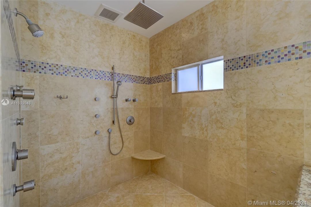 最近售出: $999,000 (4 贝兹, 2 浴室, 2540 平方英尺)