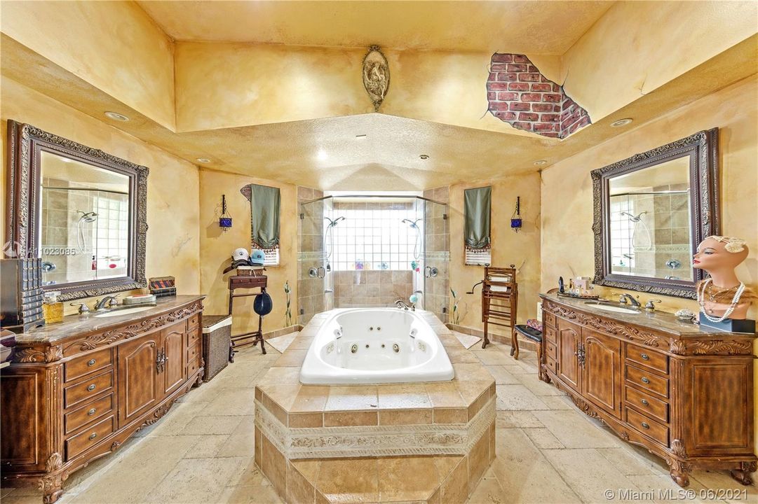 Недавно продано: $1,350,000 (5 спален, 6 ванн, 4393 Квадратных фут)
