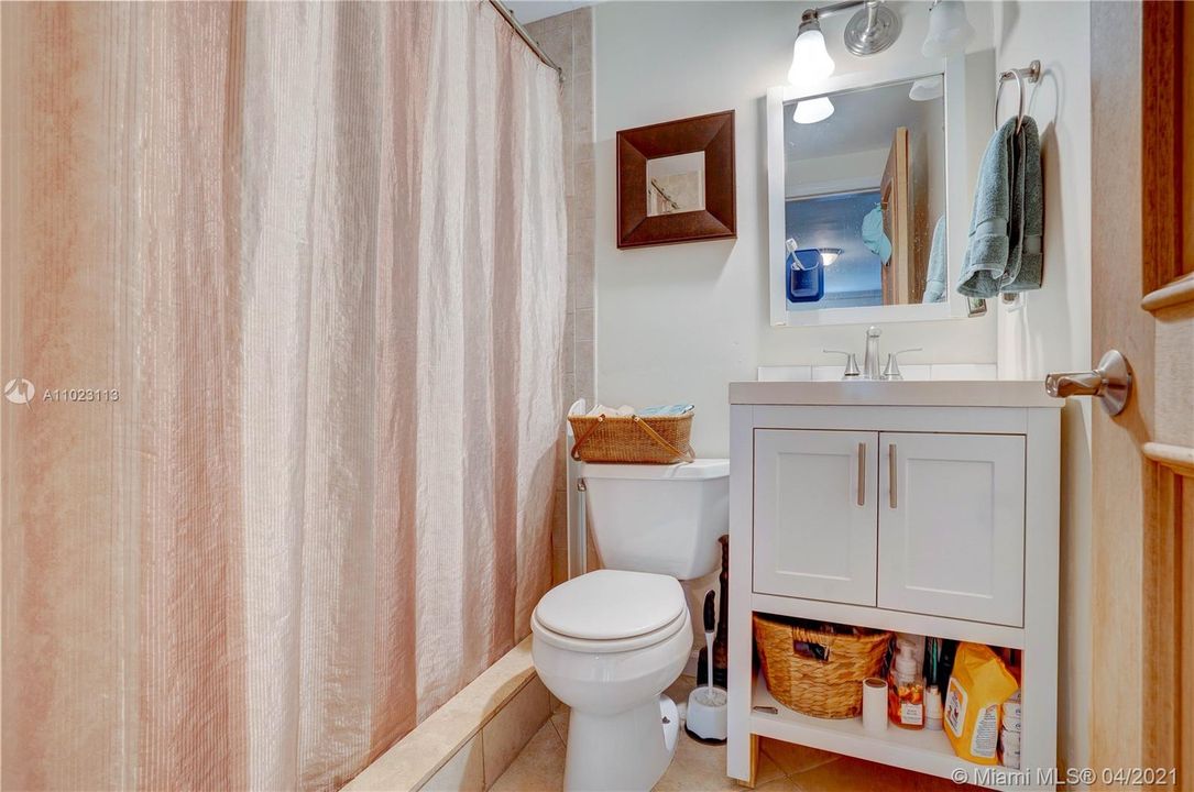 最近售出: $349,000 (1 贝兹, 1 浴室, 599 平方英尺)