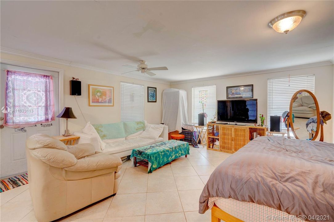 最近售出: $349,000 (1 贝兹, 1 浴室, 599 平方英尺)