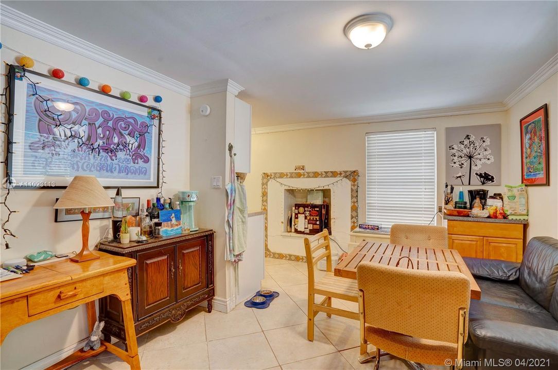 最近售出: $349,000 (1 贝兹, 1 浴室, 599 平方英尺)