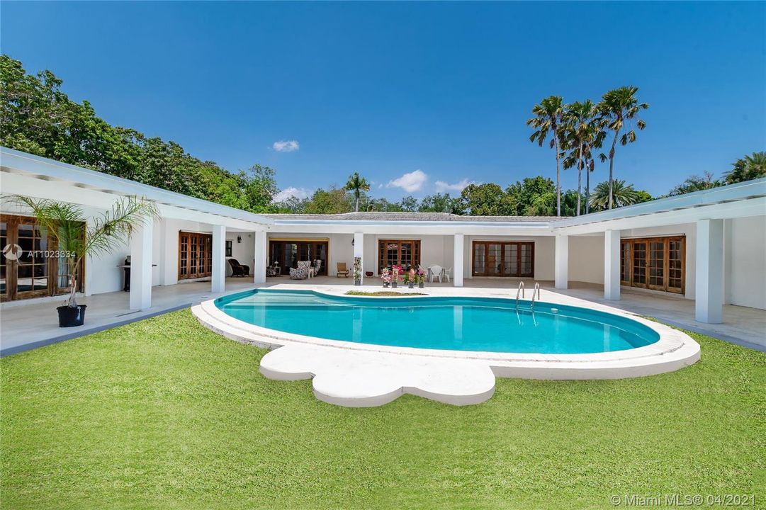 Recently Sold: $2,999,999 (5 beds, 5 baths, 5530 Square Feet)