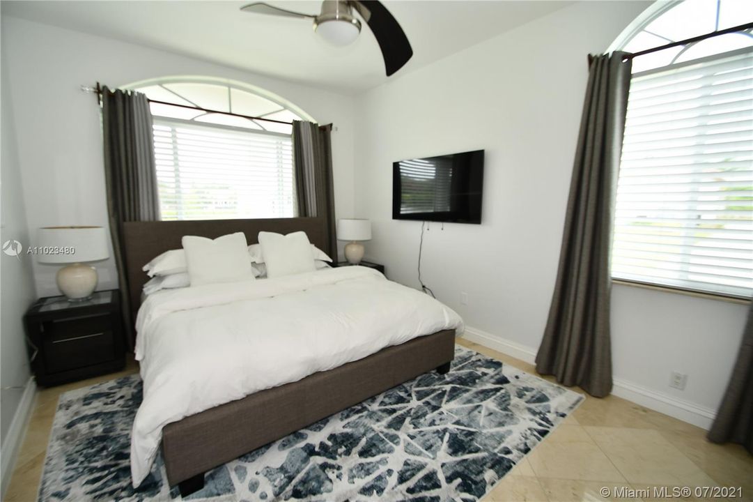 Recently Rented: $29,000 (8 beds, 7 baths, 10740 Square Feet)