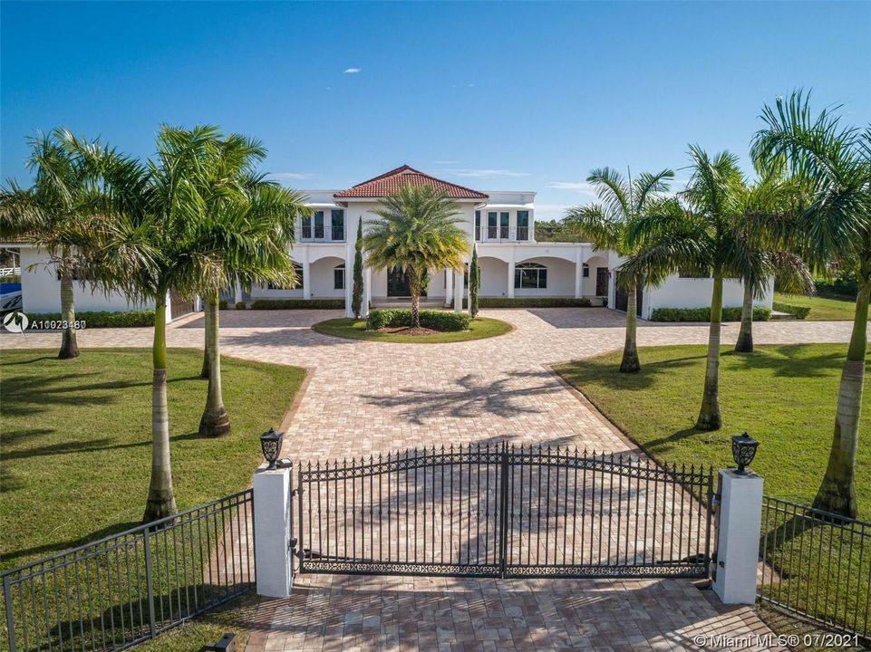 Recently Rented: $29,000 (8 beds, 7 baths, 10740 Square Feet)