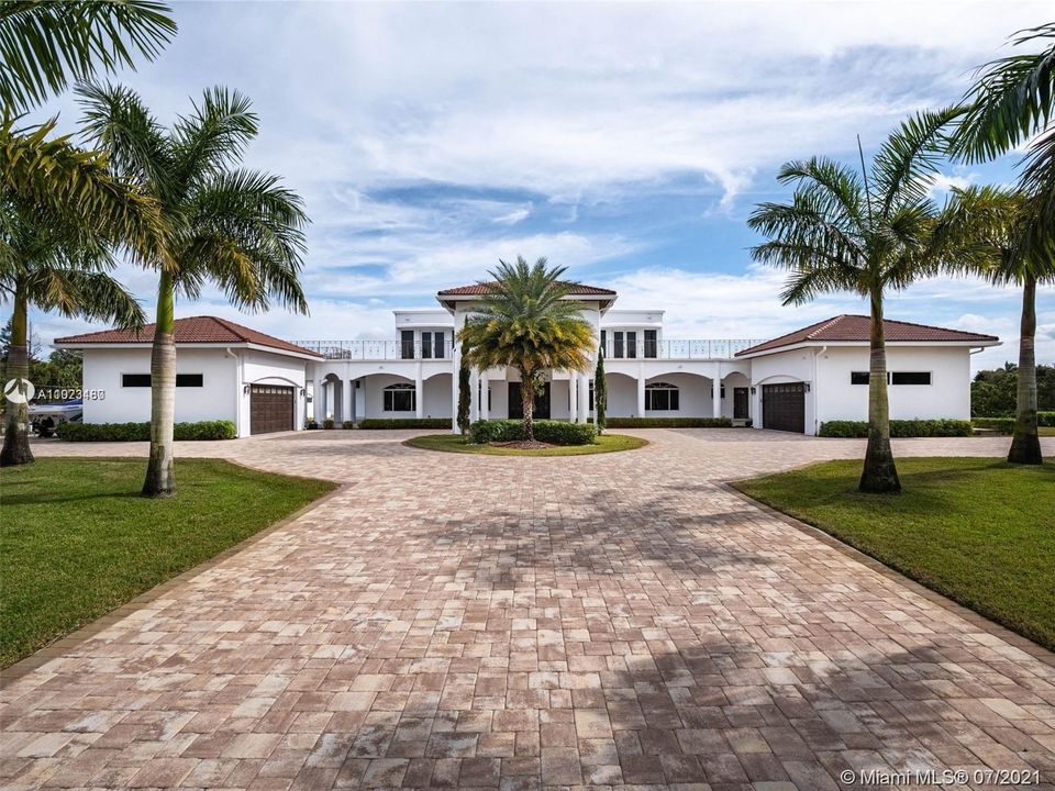 Recently Rented: $29,000 (8 beds, 7 baths, 10740 Square Feet)