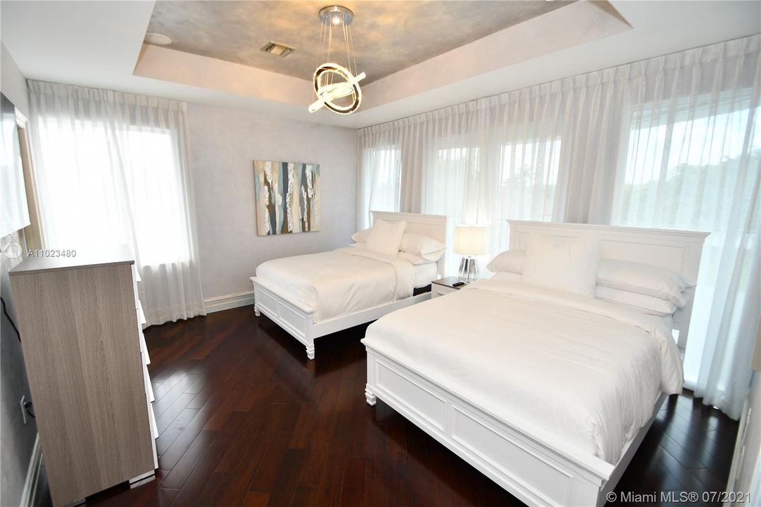 Recently Rented: $29,000 (8 beds, 7 baths, 10740 Square Feet)
