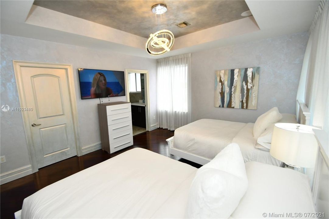 Recently Rented: $29,000 (8 beds, 7 baths, 10740 Square Feet)