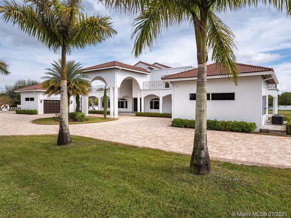Recently Rented: $29,000 (8 beds, 7 baths, 10740 Square Feet)