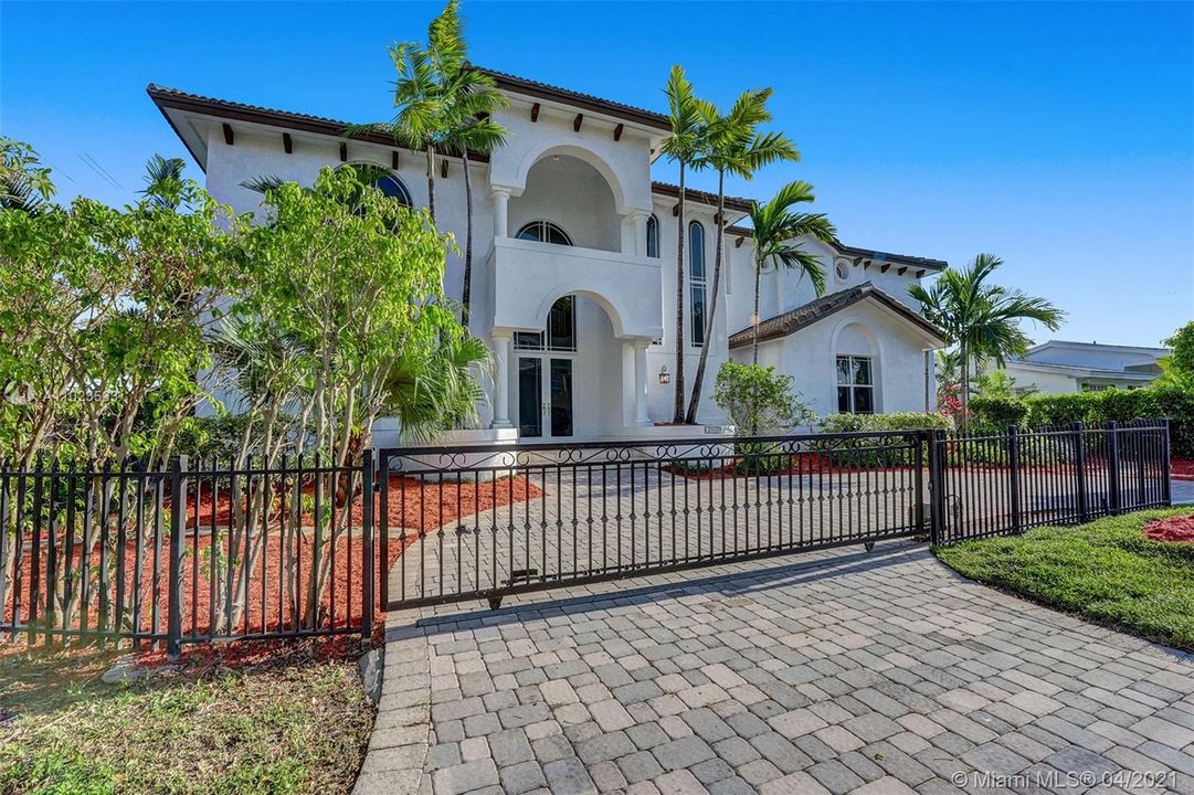 Recently Sold: $2,399,900 (5 beds, 6 baths, 5378 Square Feet)