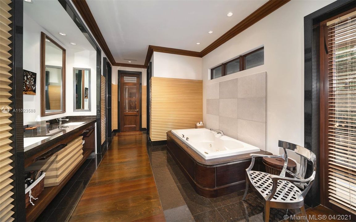 Недавно продано: $18,200,000 (8 спален, 8 ванн, 11028 Квадратных фут)
