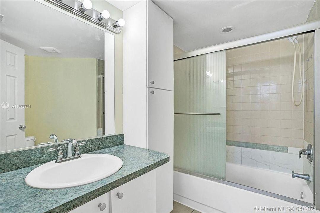 Недавно арендовано: $1,350 (2 спален, 2 ванн, 890 Квадратных фут)
